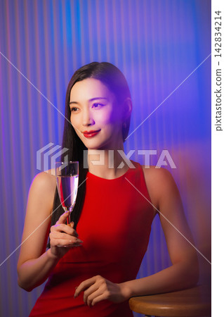 一個女人用香檳 一個女人用香檳 142834214