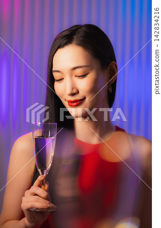 一個女人用香檳 一個女人用香檳 142834216