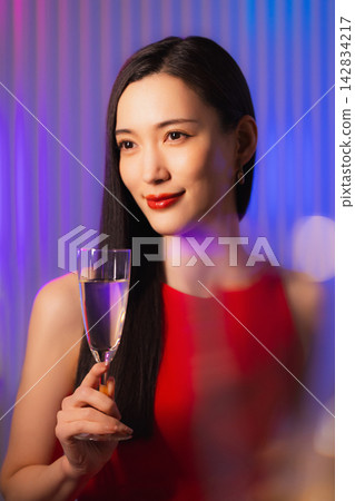 一個女人用香檳 一個女人用香檳 142834217