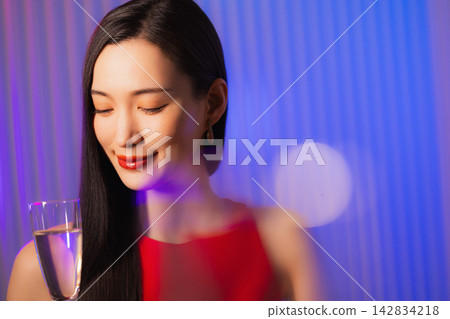 一個女人用香檳 一個女人用香檳 142834218