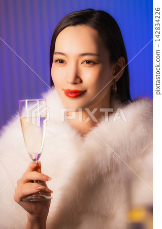 一個女人用香檳 一個女人用香檳 142834226
