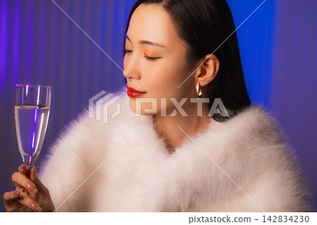 一個女人用香檳 一個女人用香檳 142834230