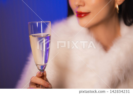 一個女人用香檳 142834231