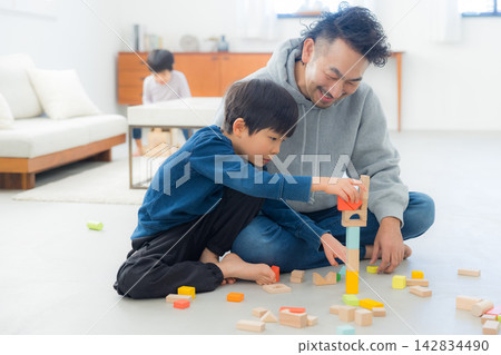 一個男人在和孩子們玩耍 一個男人在和孩子們玩耍 142834490