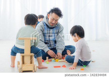 一個男人在和孩子們玩耍 一個男人在和孩子們玩耍 142834494