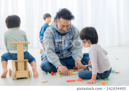 一個男人在和孩子們玩耍 一個男人在和孩子們玩耍 142834495