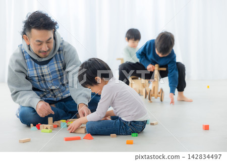 一個男人在和孩子們玩耍 一個男人在和孩子們玩耍 142834497