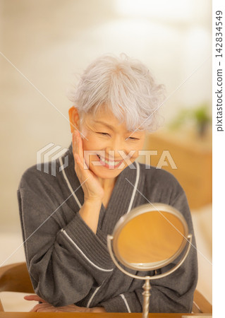 身穿浴袍的老婦人 142834549