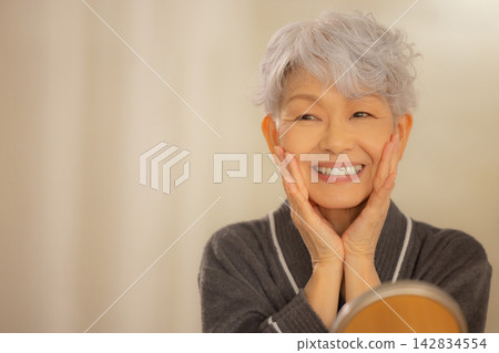 身穿浴袍的老婦人 身穿浴袍的老婦人 142834554