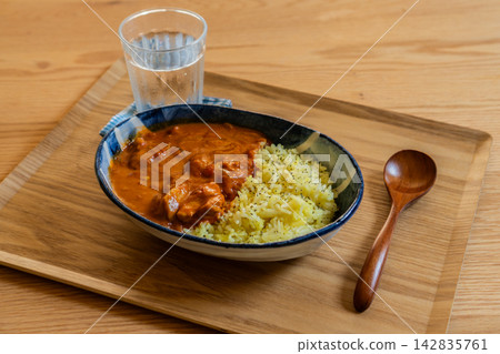 藏紅花米飯和香料雞肉咖哩套餐 藏紅花米飯和香料雞肉咖哩套餐 142835761