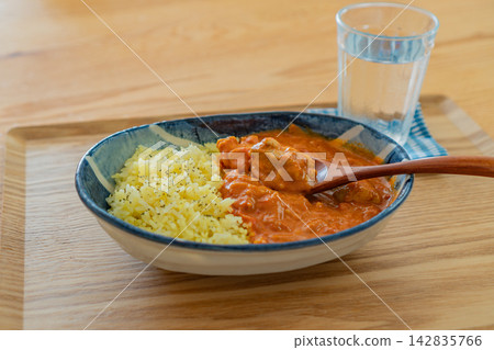 雞肉咖哩,食材用木匙舀出。 雞肉咖哩,食材用木匙舀出。 142835766