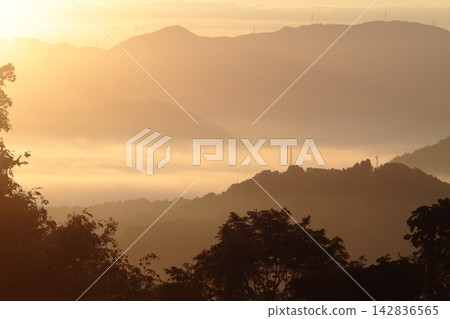 在早晨的陽光山 在早晨的陽光山 142836565
