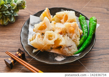 Crispy deep-fried lotus root Crispy deep-fried lotus root 142836734