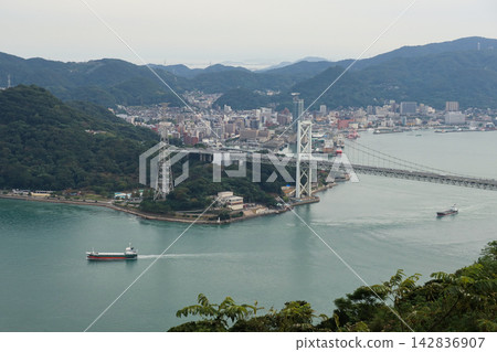 從下關市日野山公園眺望關門海峽、關門大橋和門司湖港 從下關市日野山公園眺望關門海峽、關門大橋和門司湖港 142836907