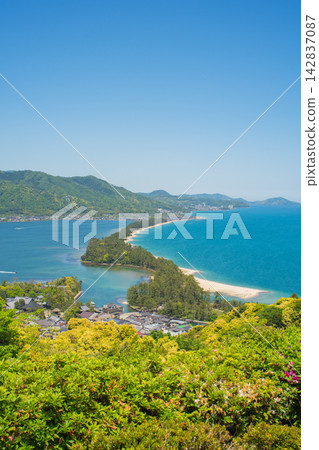 從垂直視角俯瞰天橋立的大海和松林。 從垂直視角俯瞰天橋立的大海和松林。 142837087
