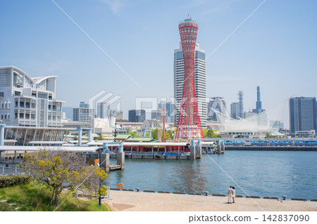 神戶港塔和神戶港的景色。 神戶港塔和神戶港的景色。 142837090