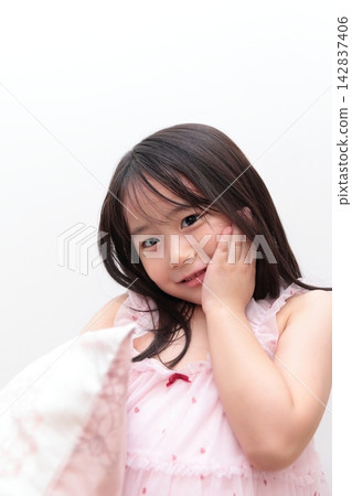 一名身穿睡衣的5歲女孩 一名身穿睡衣的5歲女孩 142837406