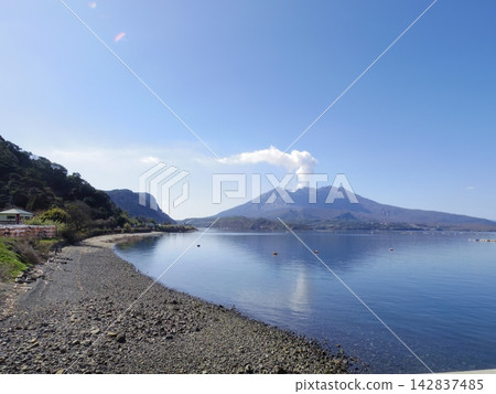 從鹿兒島縣垂水市眺望櫻島 從鹿兒島縣垂水市眺望櫻島 142837485
