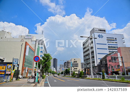愛知縣:名古屋市景-千種區池下街道兩旁林立著公寓大樓。 愛知縣:名古屋市景-千種區池下街道兩旁林立著公寓大樓。 142837589