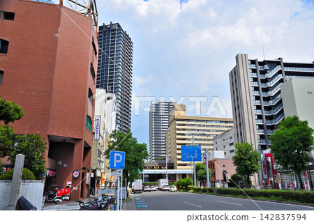 愛知縣：名古屋市景－千種區池下街道兩旁林立著公寓大樓。 142837594
