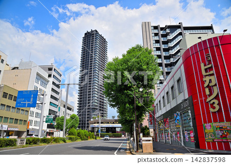 愛知縣:名古屋市景-千種區池下街道兩旁林立著公寓大樓。 愛知縣:名古屋市景-千種區池下街道兩旁林立著公寓大樓。 142837598