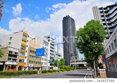 愛知縣:名古屋市景-千種區池下街道兩旁林立著公寓大樓。 愛知縣:名古屋市景-千種區池下街道兩旁林立著公寓大樓。 142837599