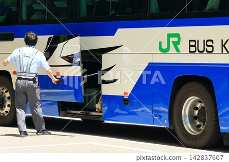 將行李裝載上高速巴士 將行李裝載上高速巴士 142837607