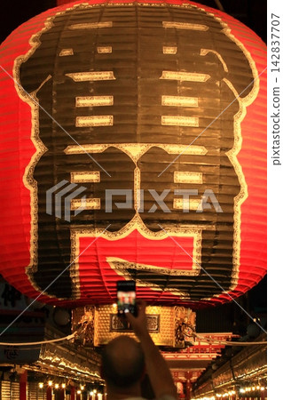 Kaminarimon Gate at night, photographing the giant lantern, foreign tourists sightseeing in Asakusa Kaminarimon Gate at night, photographing the giant lantern, foreign tourists sightseeing in Asakusa 142837707
