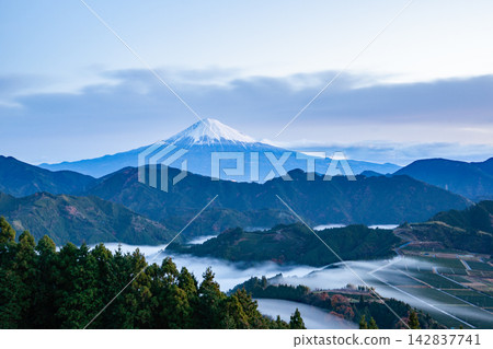 Mount Fuji as seen in the early morning from Shimizu Yoshiwara (Shizuoka Prefecture) Mount Fuji as seen in the early morning from Shimizu Yoshiwara (Shizuoka Prefecture) 142837741