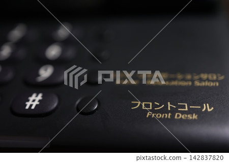 酒店電話。前台呼叫按鈕的特寫。 142837820