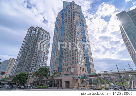 橫濱銀行總行大樓和日石橫濱大樓的外觀，以及十字路口周圍的街景[神奈川縣橫濱市西區港未來] 142838005