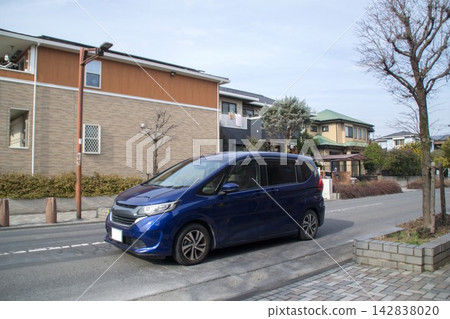 一輛小型麵包車正在路上行駛 一輛小型麵包車正在路上行駛 142838020