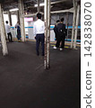 這是典型的清晨通勤者在月台上等候火車的場景。 142838070