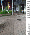 夜晚，人們在鐵路道口等待火車的場景。 142838071
