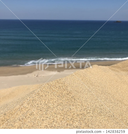 鳥取沙丘的沙和日本海的藍色 142838259