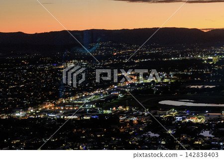 從Q1 SkyPoint觀景台欣賞黃金海岸衝浪者天堂的夜景。 142838403