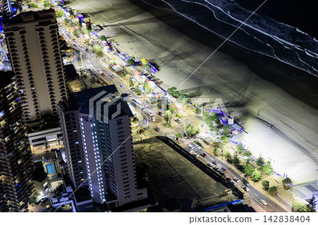 從Q1 SkyPoint觀景台欣賞黃金海岸衝浪者天堂的夜景。 從Q1 SkyPoint觀景台欣賞黃金海岸衝浪者天堂的夜景。 142838404