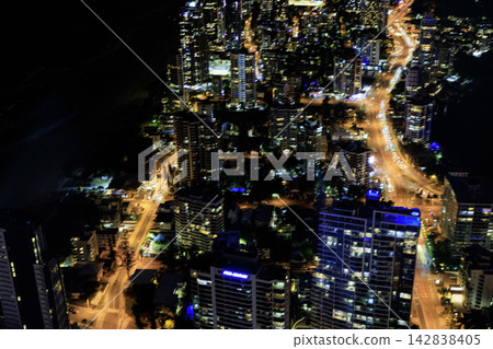 從Q1 SkyPoint觀景台欣賞黃金海岸衝浪者天堂的夜景。 從Q1 SkyPoint觀景台欣賞黃金海岸衝浪者天堂的夜景。 142838405