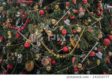 Christmas tree decorated vintage child toys. Christmas tree decorated vintage child toys. 142838777