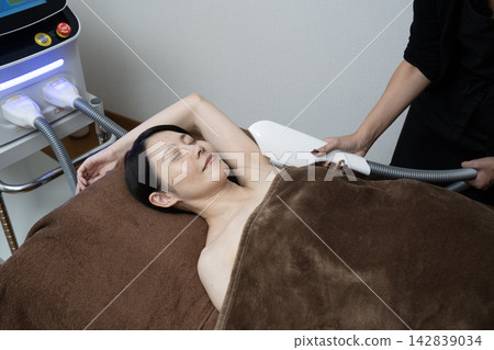 去除腋毛的女人 去除腋毛的女人 142839034