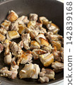 Chicken thighs pan-fried until fragrant. 142839168