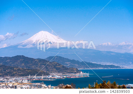 從日本平眺望富士山和清水港 從日本平眺望富士山和清水港 142839503