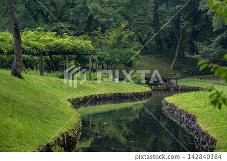 Garden Canal and Wisteria Pergola in Tokyo Garden Canal and Wisteria Pergola in Tokyo 142840384