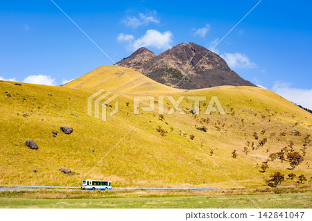 秋天的由布山和山波公路 秋天的由布山和山波公路 142841047