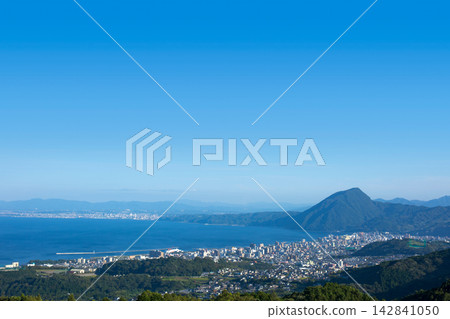 別府市區和別府灣的景色 別府市區和別府灣的景色 142841050