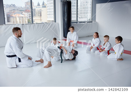 Educator leads students through detailed practice while peers observe in controlled environment Educator leads students through detailed practice while peers observe in controlled environment 142842109