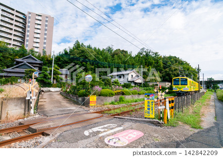 [Nagareyama Line] A train running along a line with a Class 4 level crossing. 142842209