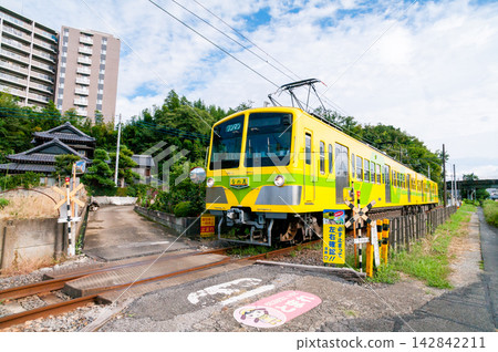 【流山線】一列沿著設有 4 級平交道口的線路行駛的列車。 【流山線】一列沿著設有 4 級平交道口的線路行駛的列車。 142842211