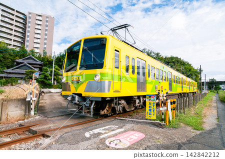 【流山線】一列沿著設有 4 級平交道口的線路行駛的列車。 【流山線】一列沿著設有 4 級平交道口的線路行駛的列車。 142842212
