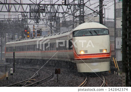 Traveling along the snow-covered railway line to Tobu Nikko/Kinugawa Onsen... [Limited Express Spacia] 100 series 142842374